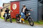 Český moped láká nově i ty, kdo nemají řidičák. Stojí téměř stejně, je ale slabší