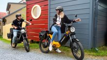 Český moped láká nově i ty, kdo nemají řidičák. Stojí téměř stejně, je ale slabší