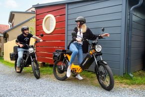 Český moped láká nově i ty, kdo nemají řidičák. Stojí téměř stejně, je ale slabší