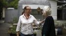 Gayle Cooper (L), 66, chats to Mary Herring, 78, in Village Trailer Park in Santa Monica, California July 12, 2012. Developer Marc Luzzatto wants to relocate residents from the trailer park to make way for nearly 500 residences, office space, stores, cafes and yoga studios, close to where a light rail line is being built to connect downtown Los Angeles to the ocean. Village Trailer Park was built in 1951, and 90 percent of its residents are elderly, disabled or both, according to the Legal Aid Society. Many have lived there for decades in old trailers which they bought. The property is valued at as much as $30 million, according the LA Times. Picture taken July 12, 2012. REUTERS/Lucy Nicholson (UNITED STATES - Tags: POLITICS REAL ESTATE BUSINESS SOCIETY) Published: Čec. 14, 2012, 6:39 dop.