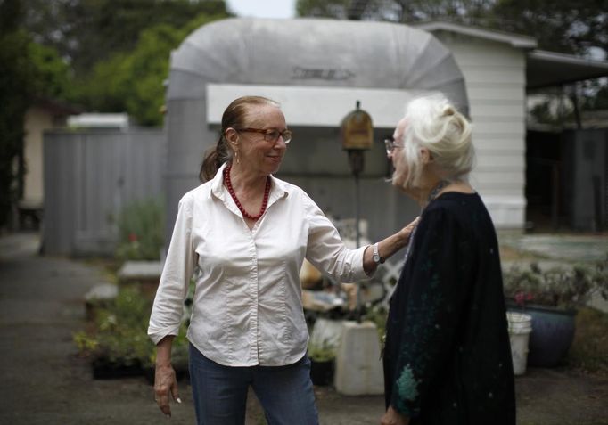 Gayle Cooper (L), 66, chats to Mary Herring, 78, in Village Trailer Park in Santa Monica, California July 12, 2012. Developer Marc Luzzatto wants to relocate residents from the trailer park to make way for nearly 500 residences, office space, stores, cafes and yoga studios, close to where a light rail line is being built to connect downtown Los Angeles to the ocean. Village Trailer Park was built in 1951, and 90 percent of its residents are elderly, disabled or both, according to the Legal Aid Society. Many have lived there for decades in old trailers which they bought. The property is valued at as much as $30 million, according the LA Times. Picture taken July 12, 2012. REUTERS/Lucy Nicholson (UNITED STATES - Tags: POLITICS REAL ESTATE BUSINESS SOCIETY) Published: Čec. 14, 2012, 6:39 dop.