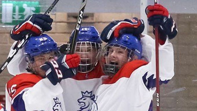 Čeští hokejisté slaví na mistrovství světa do 18 let jeden z osmi gólů v síti Švýcarska