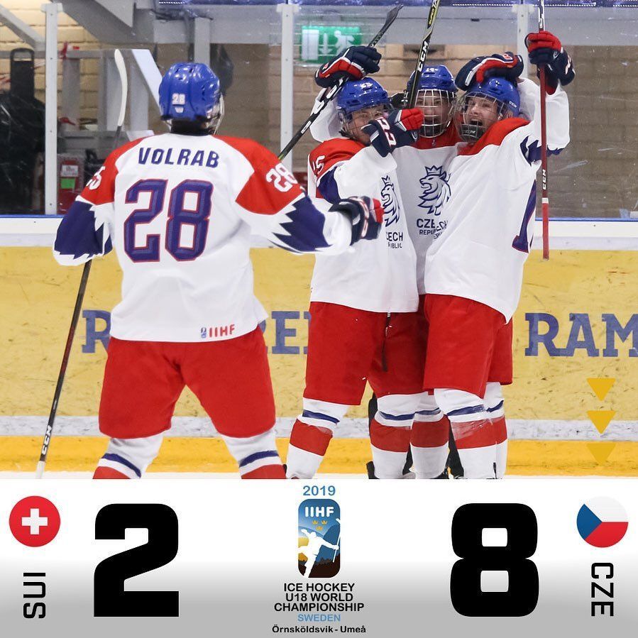 Čeští hokejisté slaví na mistrovství světa do 18 let jeden z osmi gólů v síti Švýcarska