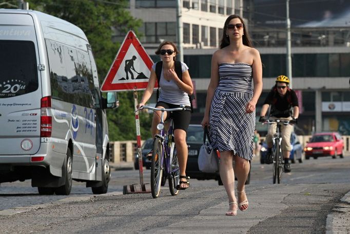 Na chodnících Hlávkova mostu zpravidla mnoho chodců nevidíte. Dnes je na obou stranách korzo.