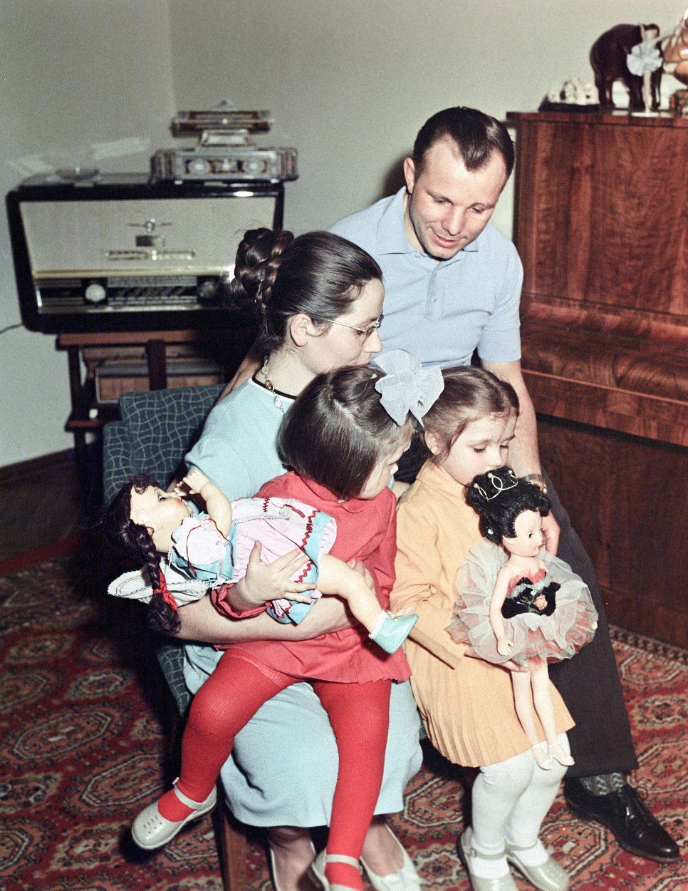 Гагарин с дочерьми 1965