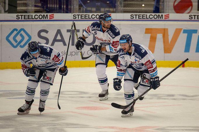 33. kolo hokejové Tipsport extraligy, Vítkovice - Třinec: Vítkovičtí hokejisté se radují ze vstřeleného gólu (vpravo Rastislav Dej, vzadu Blaž Gregorc).