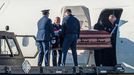 Na snímku tělo zavražděného konzervativního aktivisty Charlieho Kirka, vynášeno z letounu Air Force Two, který přistál na letišti v arizonském Phoenixu.