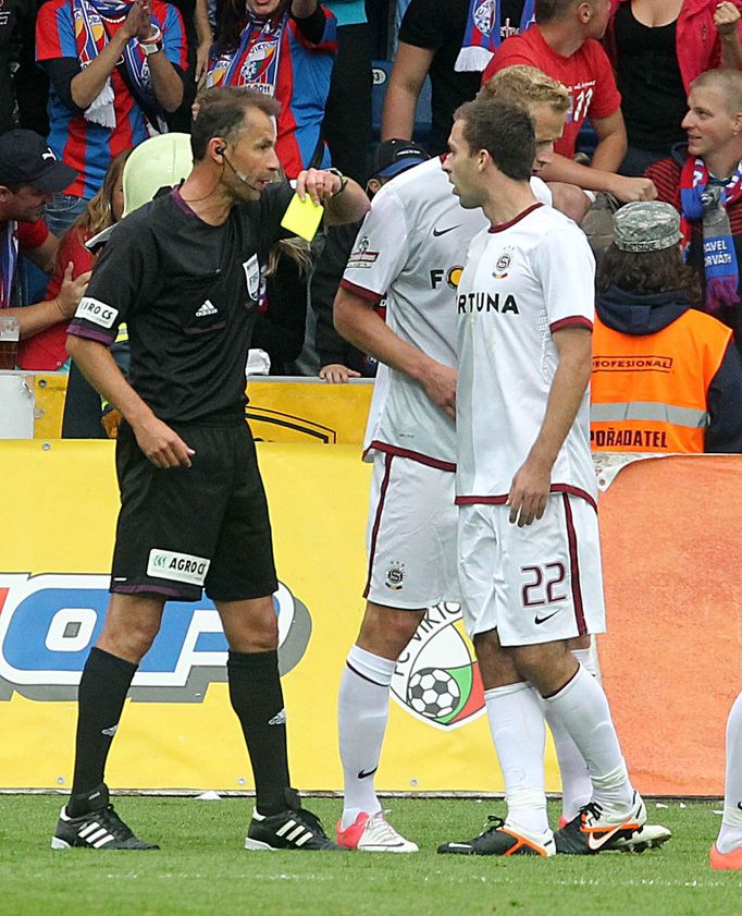 Rozhodčí Radek Matějek v utkání Plzeň-Sparta (1:0) uděluje kartu Josefu Hušbauerovi z týmu hostí