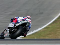 Colin Edwards (#5, Yamaha) měl 2 kola před cílem brněnské Grand Prix pád.