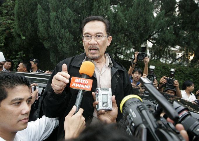 Anwar Ibrahim v obležení novinářů poté, co opustil turecké velvyslanectví v Kuala Lumpuru