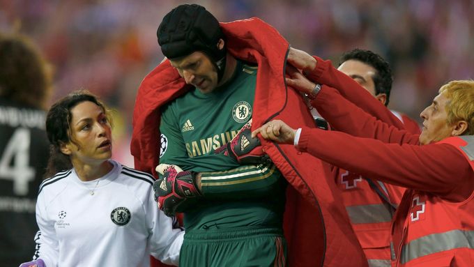 Petr Čech utrpěl zranění, kvůli němuž šel na operaci, při zápase Ligy mistrů s Atlétikem Madrid