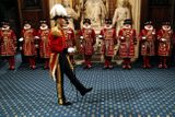 Příslušníci gardy př slavnostním ceremoniálu ve Sněmovně lordů