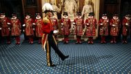 Příslušníci gardy př slavnostním ceremoniálu ve Sněmovně lordů