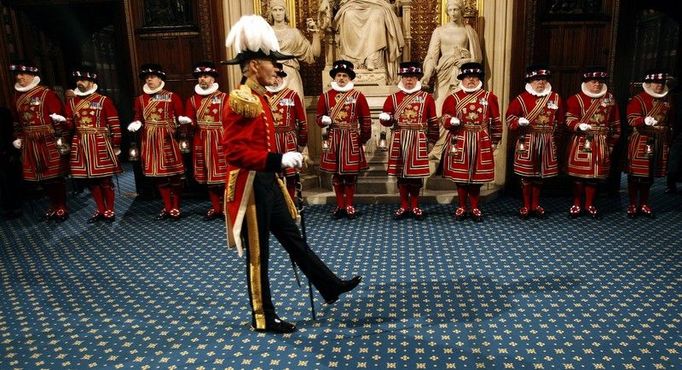 Příslušníci gardy př slavnostním ceremoniálu ve Sněmovně lordů