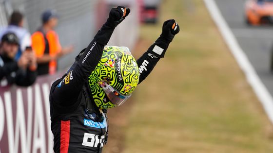 Lando Norris z McLarenu slaví triumf ve VC Británie F1 2025