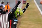 Britové slavili. V divokém závodě v Silverstonu vyhrál Norris, pomohl mu trest rivala