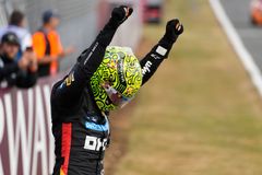 Britové slavili. V divokém závodě v Silverstonu vyhrál Norris, pomohl mu trest rivala
