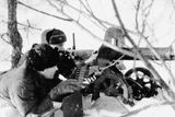 Výcvik se nezastavil ani v krutých ruských mrazech. Na snímku obsluha těžkého kulometu Maxim.
