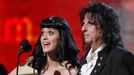 Katy Perry a Alice Cooper během předávání hudebních cen Grammy.