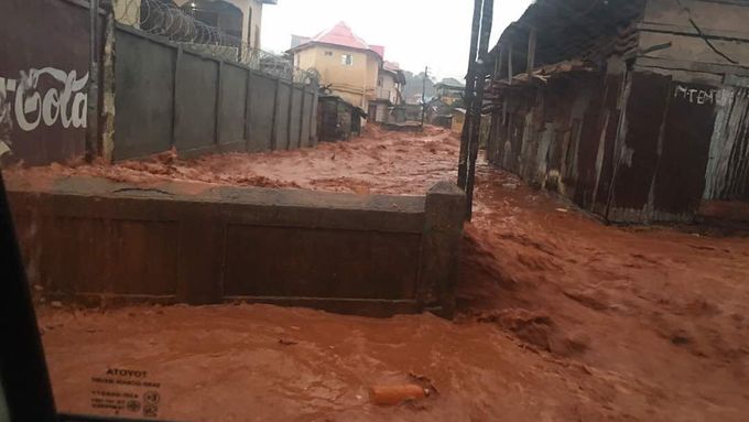 Stovky lidí v Sieře Leone pohřbilo bahno