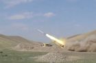 Ázerbájdžánský raketomet. Fotografii zveřejnila agentura Reuters s tím, že pochází z videa ázerbájdžánského ministerstva obrany.
