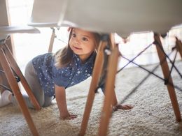 Hlavně se doma nezbláznit: Děti zabavíte prolézačkou ze židlí, skoky a odměnami