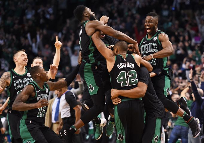 Al Horford (číslo 42) slaví se spoluhráči z Bostonu vítězný koš