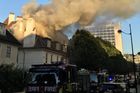 V centru Londýna poblíž tří velkých nádraží hoří hostinec