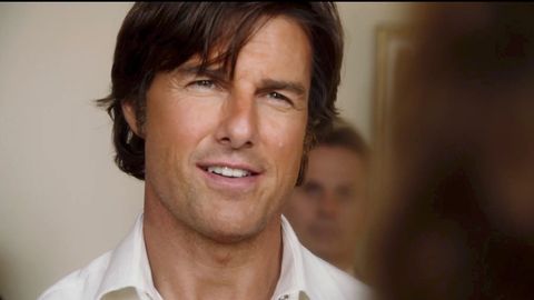 Tom Cruise v novém filmu pašuje drogy a donáší CIA. Thriller o nebeském gaunerovi