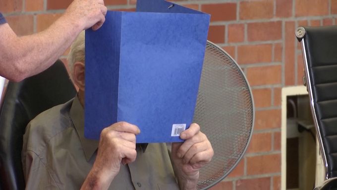 101letý bývalý nacistický dozorce byl odsouzen za napomáhání k vraždě