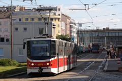 Srážka nákladního auta a tramvaje na Praze 6 zastavila na tři hodiny dopravu. Provoz je obnoven