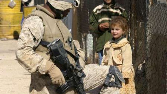 Husajbá - Americký voják Dennis Howard mluví s místními dětmi během operace Steel curtain v západoiráckém městě Husajbá. (Reuters)