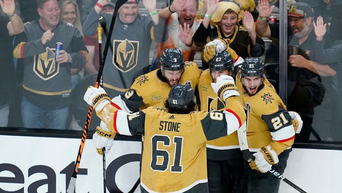 Hokejisté Vegas slaví jeden z gólů v prvním finále NHL