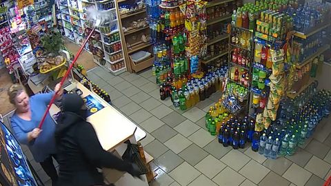Odvážná prodavačka s mopem vyhnala ozbrojeného lupiče, natočila to kamera