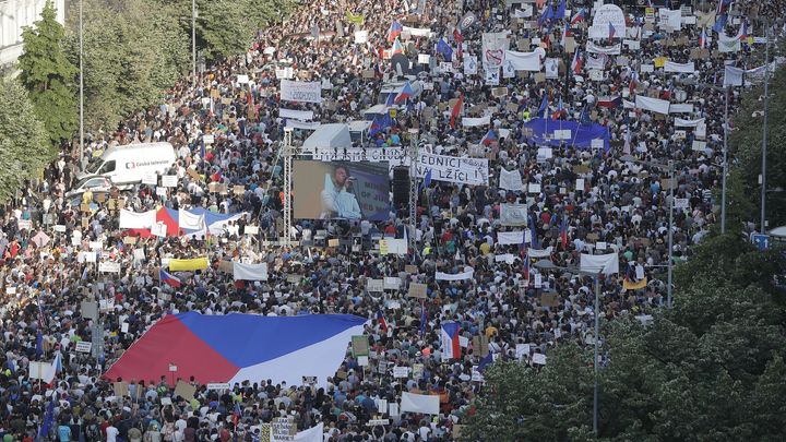 Odpůrci Babiše zaplnili Václavák a zvou na Letnou. Přijde až tři sta tisíc lidí, věří
