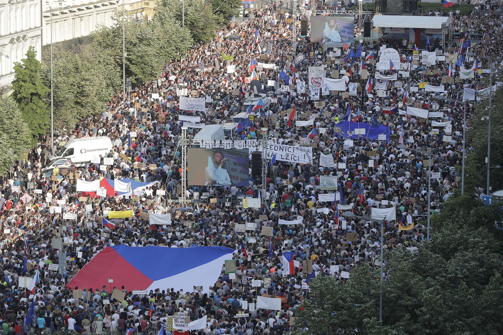 Foto / 4. 6 2019 / Demonstrace proti Benešové a Babišovi na Václavském náměstí / Milion chvilek pro demokracii / Lukáš Bíba