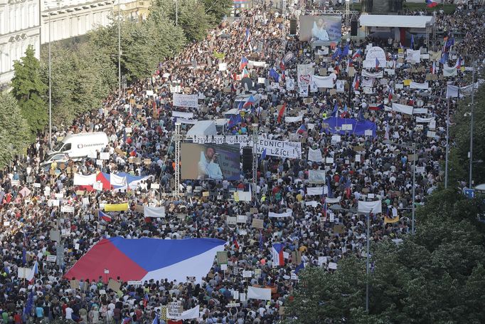 Záběr z demonstrace „Máme toho dost! Chceme demisi!“ proti Andreji Babišovi a Marii Benešové na Václavském náměstí.  4. 6. 2019.