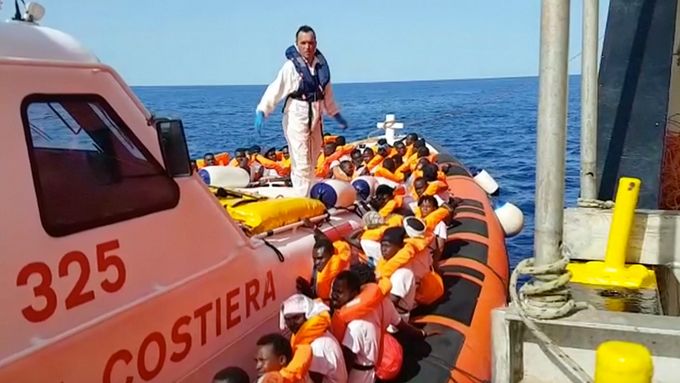 Část z 620 migrantů z lodi Aquarius převzala dvě italská plavidla. Všichni míří do Španělska.