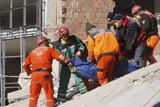 Turecká seizmologická observatoř Kandilli odhaduje počet možných obětí až na tisíc osob.