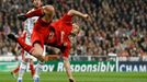 Liverpoolský Dirk Kuyt se chystá na střelu v utkání Ligy mistrů proti Realu Madrid.