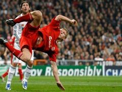 Liverpoolský Dirk Kuyt se chystá na střelu v utkání Ligy mistrů proti Realu Madrid.
