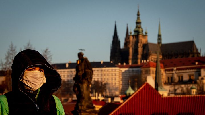 Z ohniska nákazy premiantem. Praha jako první krotí epidemii, pomáhají jí lidé doma