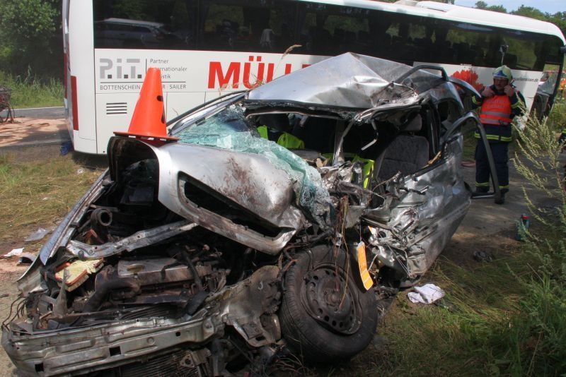 Nehoda autobusu, kamionu a osobního auta