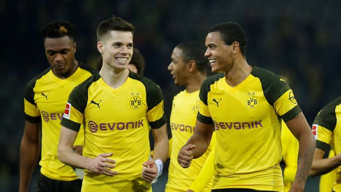 Fotbalisté Dortmundu zvítězili s Leverkusenem a udrželi se na prvním místě.