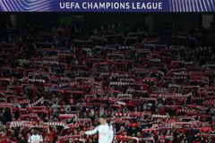 Slavia nechtěla u fanoušků vlajku na podporu LGBTQ+. Zklamání, zní z Londýna