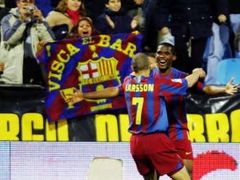 Samuel Eto'o se za rasistické urážky pomstil fandům Zaragozy přihrávkou na Larssonův gól