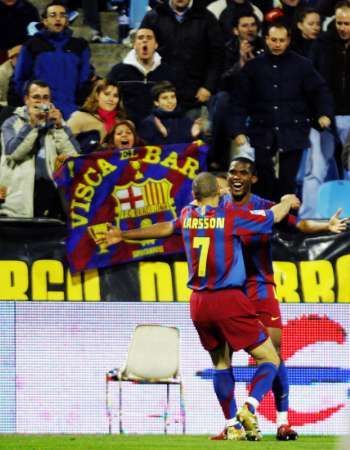 Eto'o a Larsson z FC Barcelona oslavují gól do sítě Zaragozy