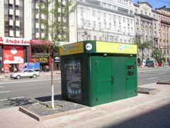 Návštěvníci Eura 2012 by neměli mít problém s odskakováním na toalety. K dispozici budou tyto přenosné kadibudky, rozmístěné v ulicích.