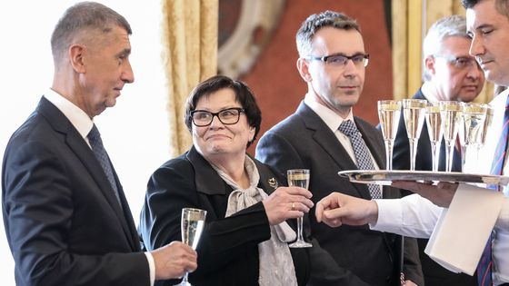 Prezident Zeman dnes na Hradě jmenoval tři nové ministry. Jde tak o šest personálních změn během prvního roku Babišovy druhé vlády, což je rekord.