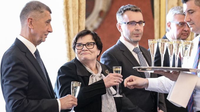 Prezident Zeman dnes na Hradě jmenoval tři nové ministry. Jde tak o šest personálních změn během prvního roku Babišovy druhé vlády, což je rekord.